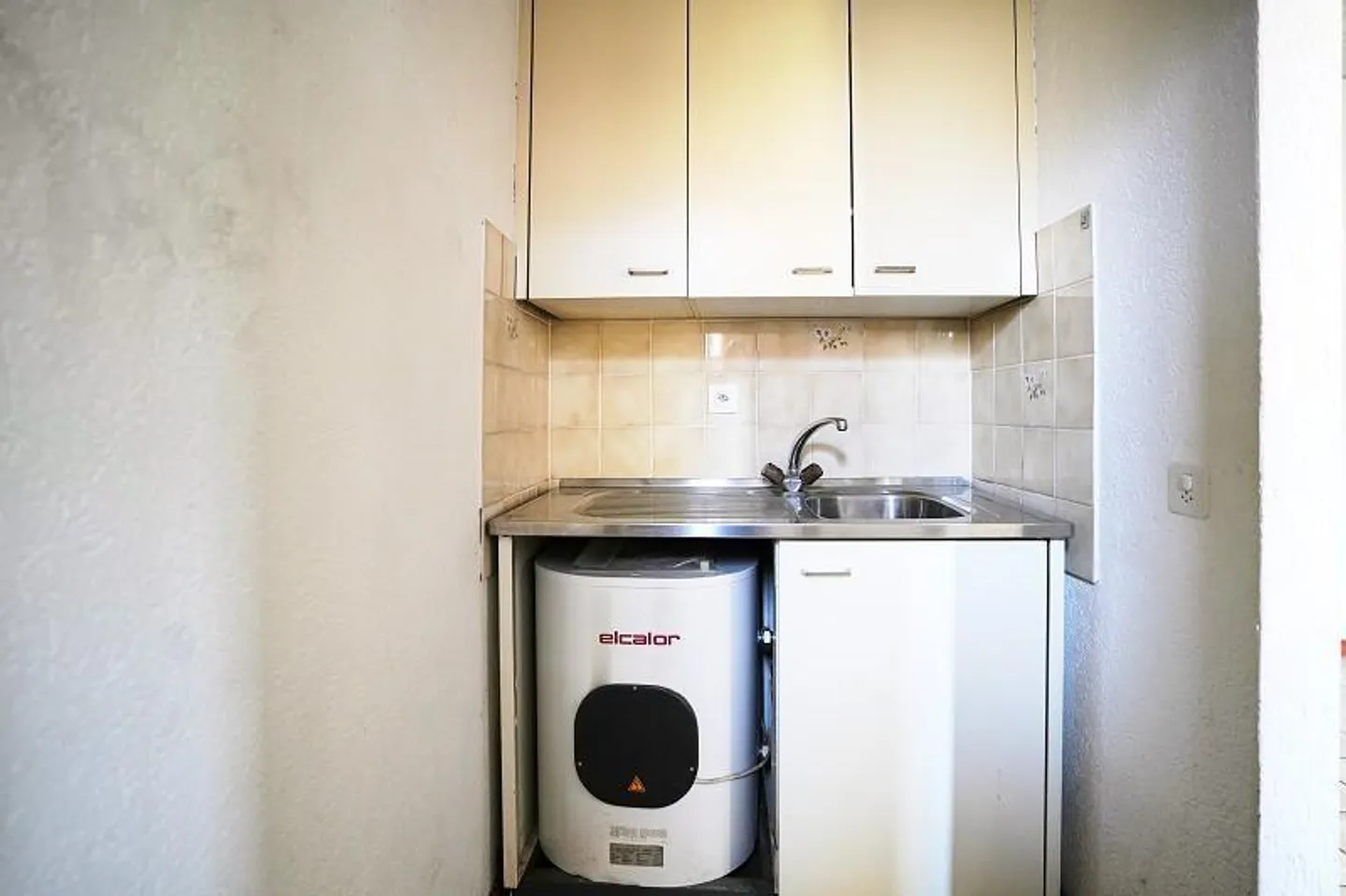 Casa bifamiliare nel centro del villaggio con appartamenti di 2 e 4 stanze con annessi - Foto 13 di 36