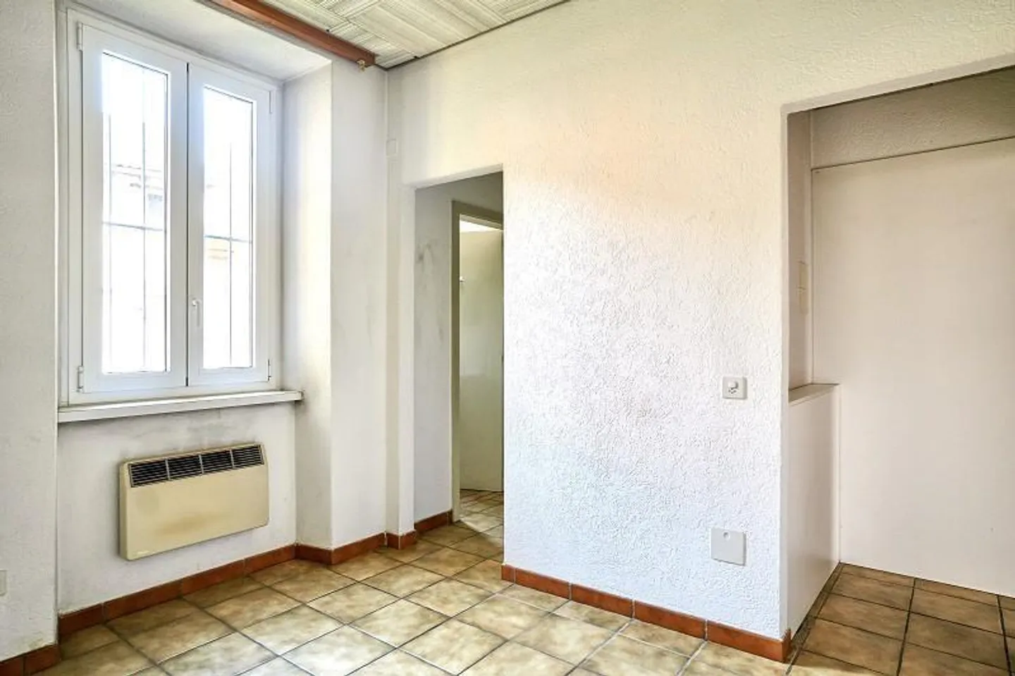 Casa bifamiliare nel centro del villaggio con appartamenti di 2 e 4 stanze con annessi - Foto 15 di 36