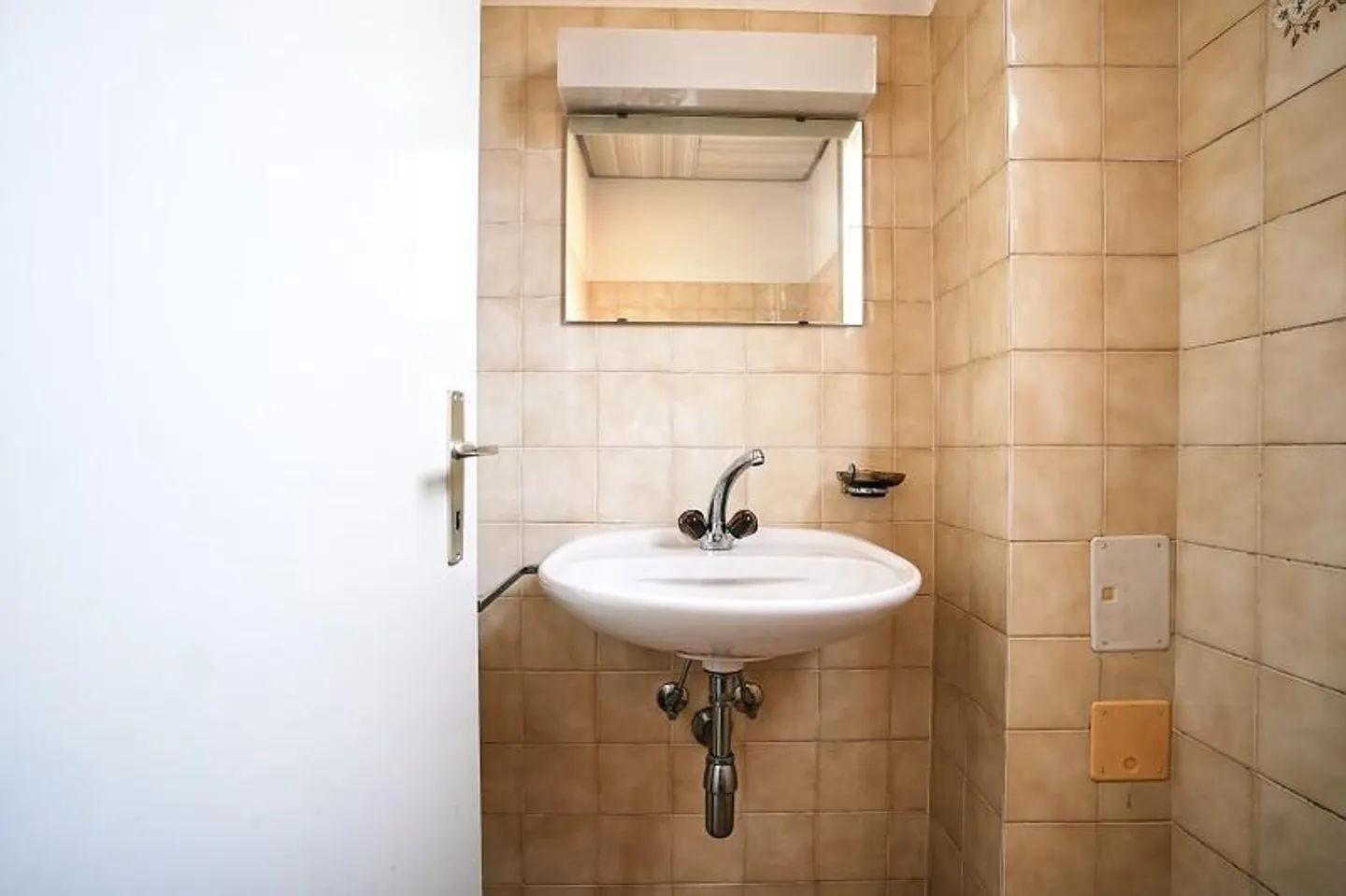 Casa bifamiliare nel centro del villaggio con appartamenti di 2 e 4 stanze con annessi - Foto 16 di 36