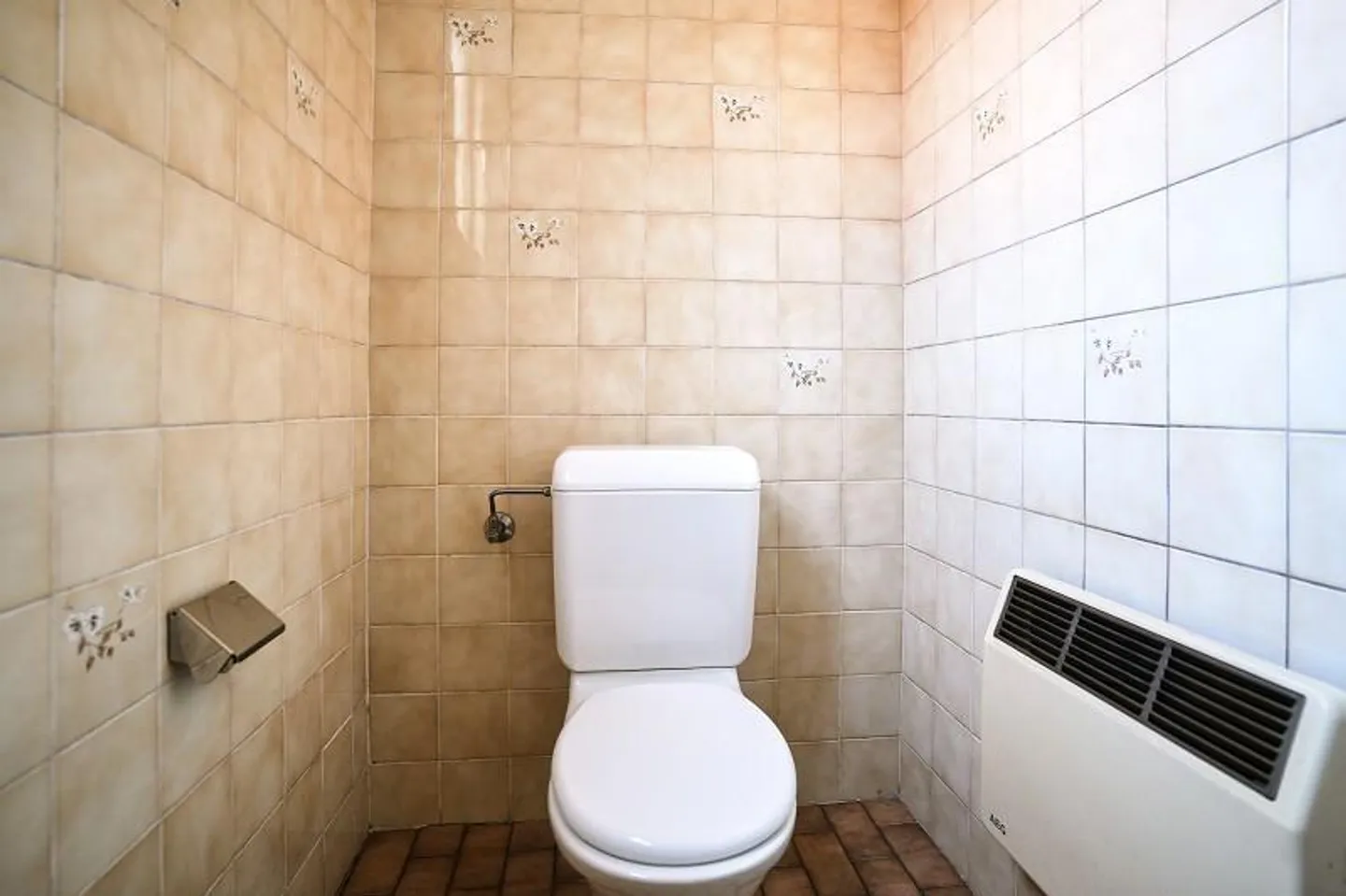 Casa bifamiliare nel centro del villaggio con appartamenti di 2 e 4 stanze con annessi - Foto 17 di 36