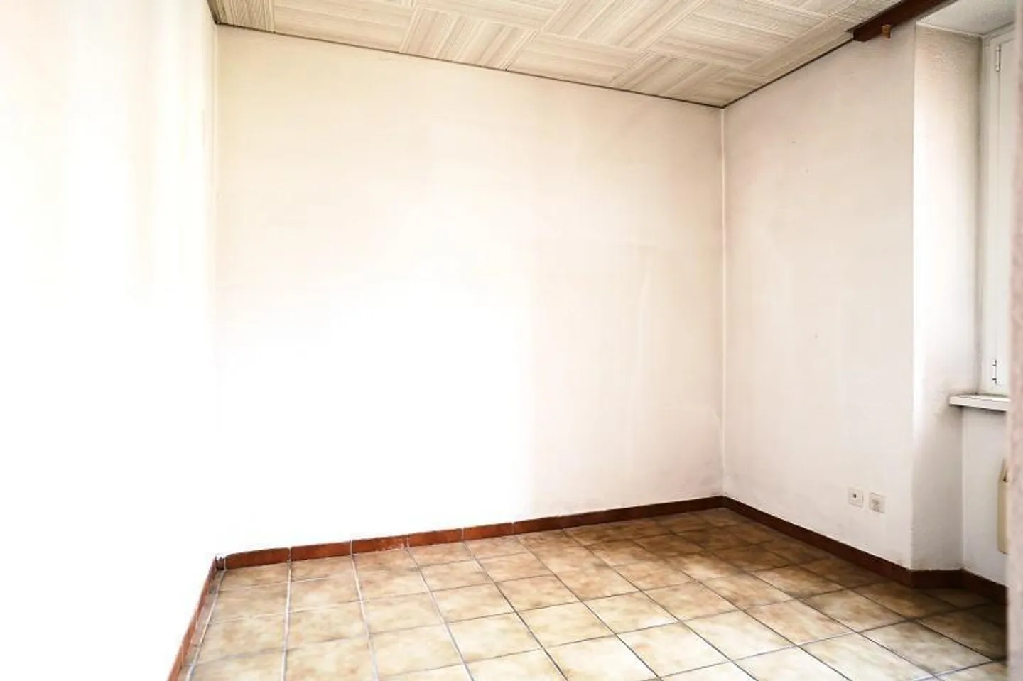 Casa bifamiliare nel centro del villaggio con appartamenti di 2 e 4 stanze con annessi - Foto 14 di 36