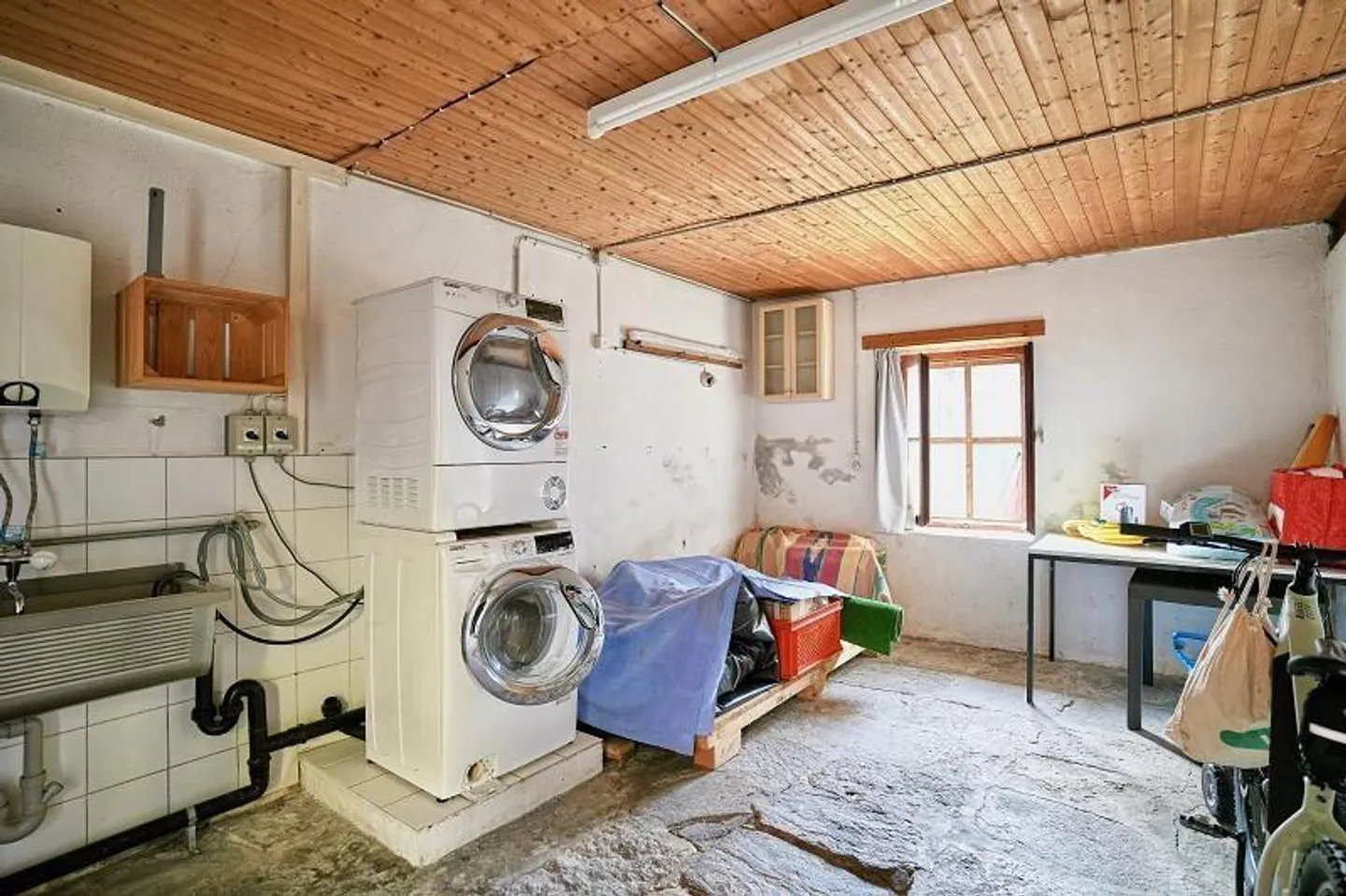 Casa bifamiliare nel centro del villaggio con appartamenti di 2 e 4 stanze con annessi - Foto 18 di 36