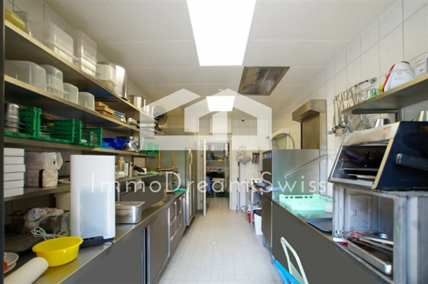Attractive restaurant in prime location, with large terrace, as well as another separate commercial space - Photo 3 of 13
