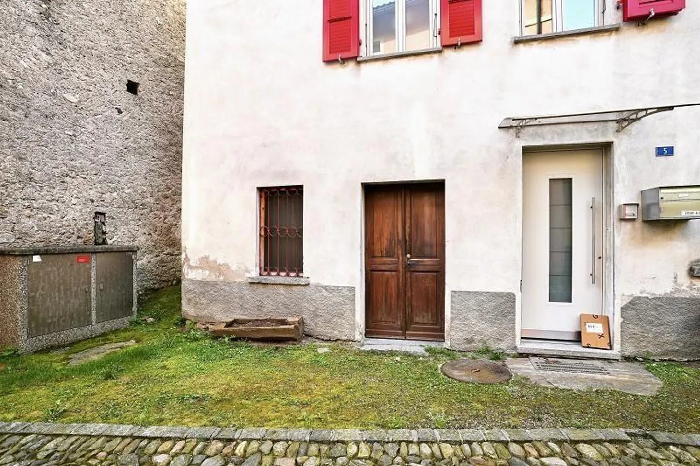 Casa bifamiliare nel centro del villaggio con appartamenti di 2 e 4 stanze con annessi - Foto 20 di 36