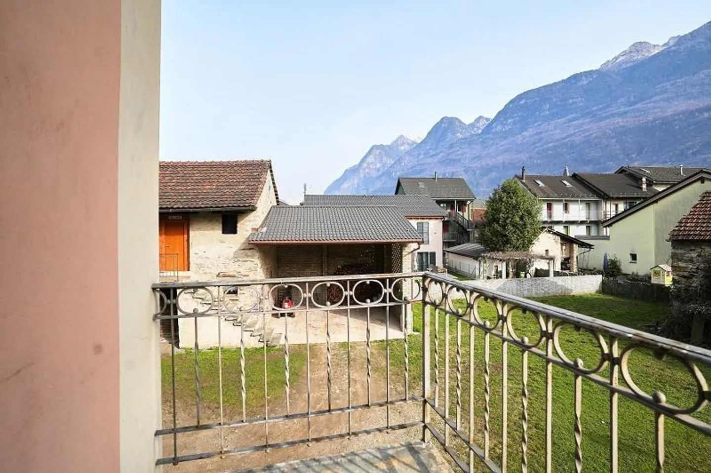 Casa bifamiliare nel centro del villaggio con appartamenti di 2 e 4 stanze con annessi - Foto 21 di 36