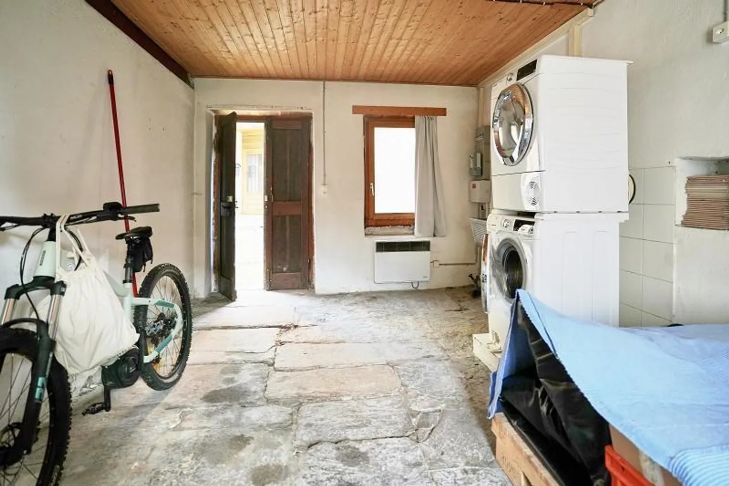 Casa bifamiliare nel centro del villaggio con appartamenti di 2 e 4 stanze con annessi - Foto 19 di 36