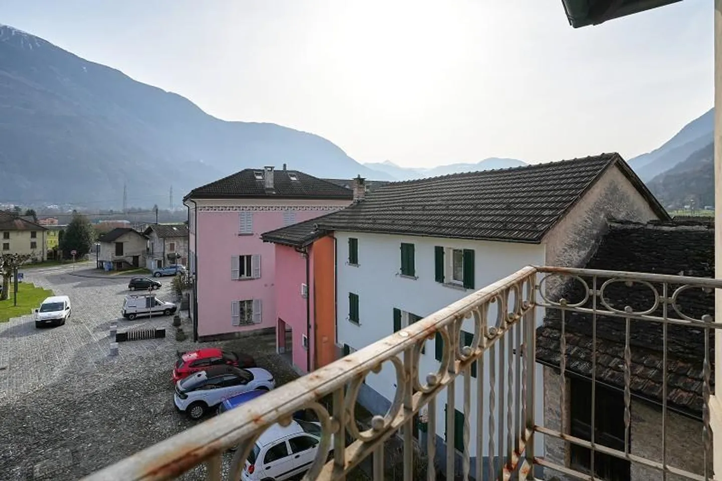 Casa bifamiliare nel centro del villaggio con appartamenti di 2 e 4 stanze con annessi - Foto 22 di 36