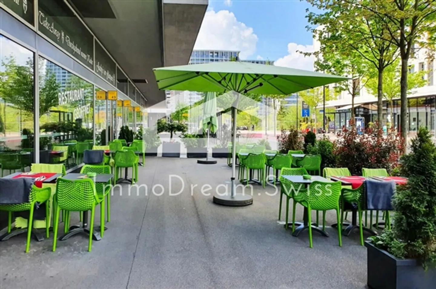 Attractive restaurant in prime location, with large terrace, as well as another separate commercial space - Photo 5 of 13