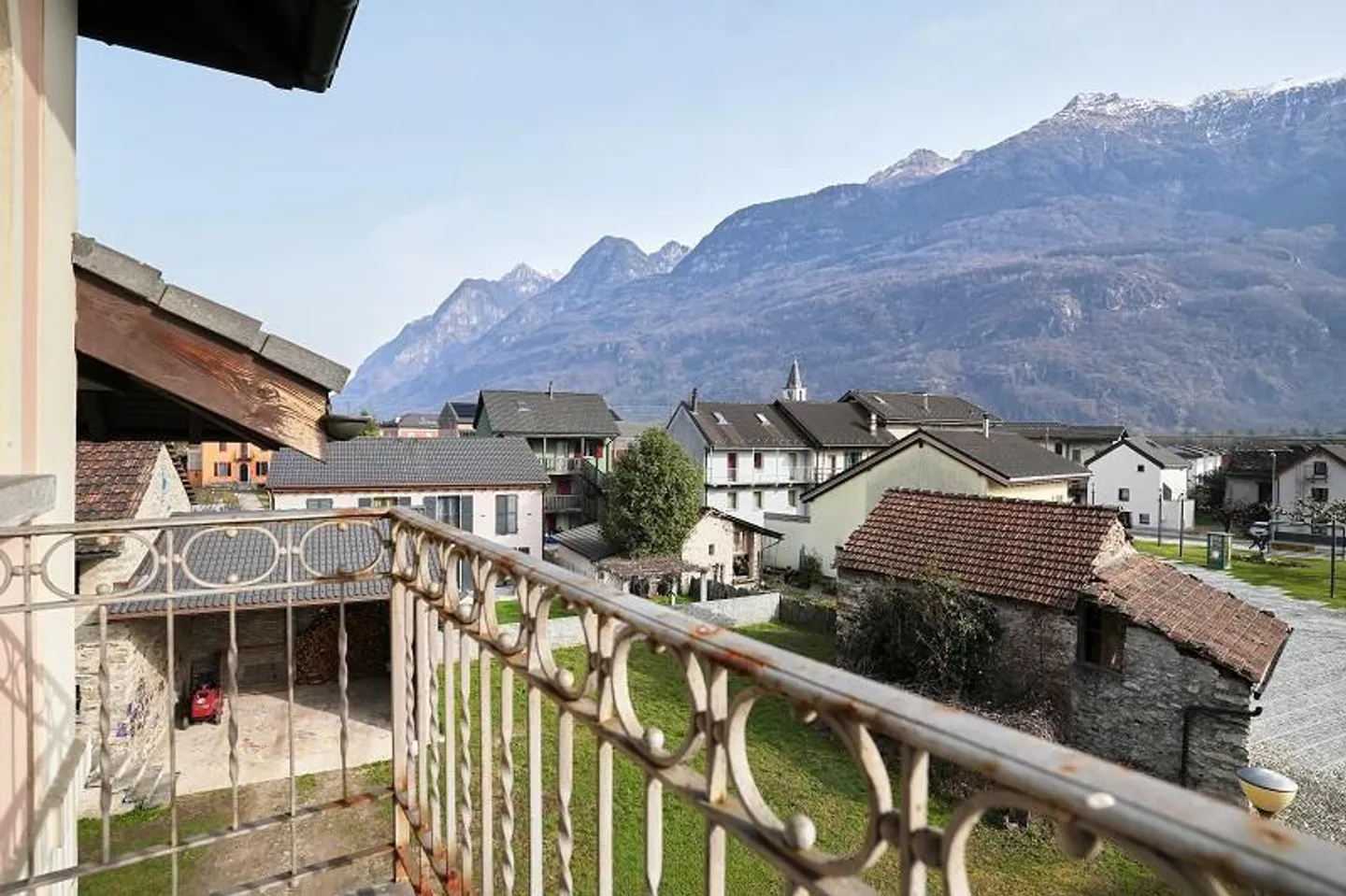 Casa bifamiliare nel centro del villaggio con appartamenti di 2 e 4 stanze con annessi - Foto 23 di 36