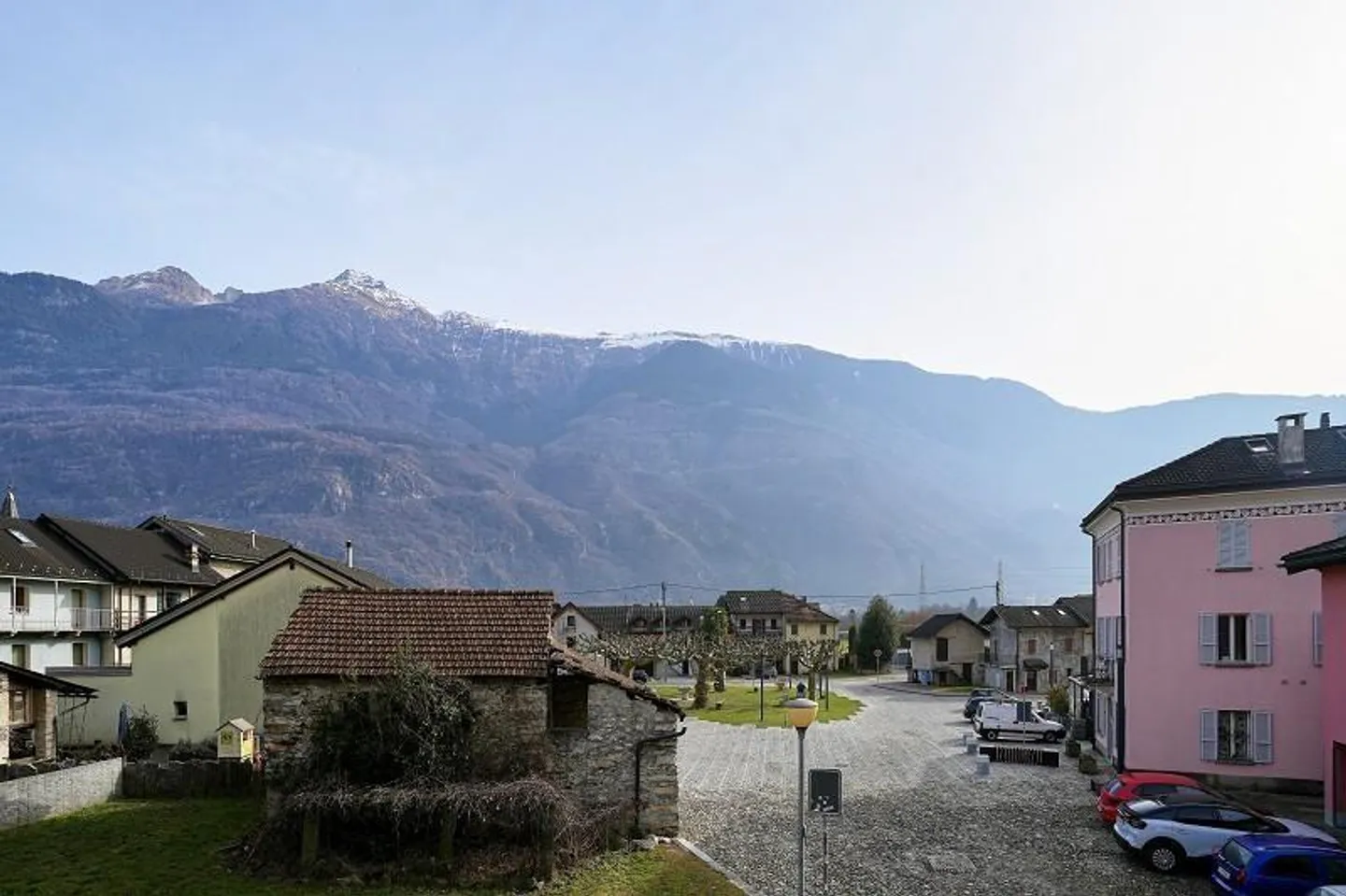 Casa bifamiliare nel centro del villaggio con appartamenti di 2 e 4 stanze con annessi - Foto 26 di 36