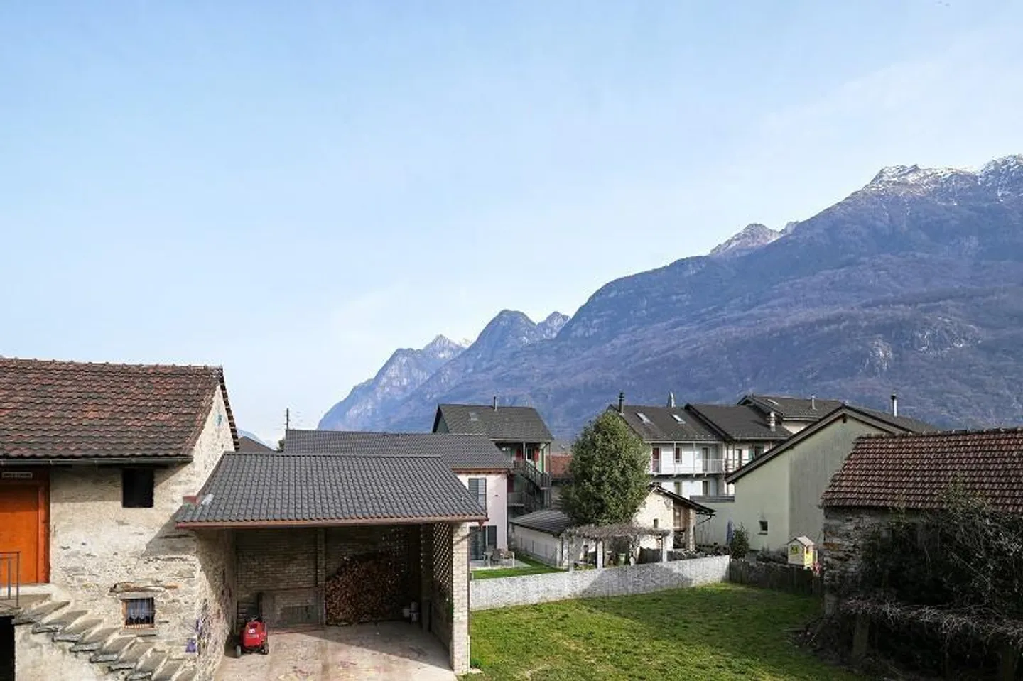 Casa bifamiliare nel centro del villaggio con appartamenti di 2 e 4 stanze con annessi - Foto 27 di 36