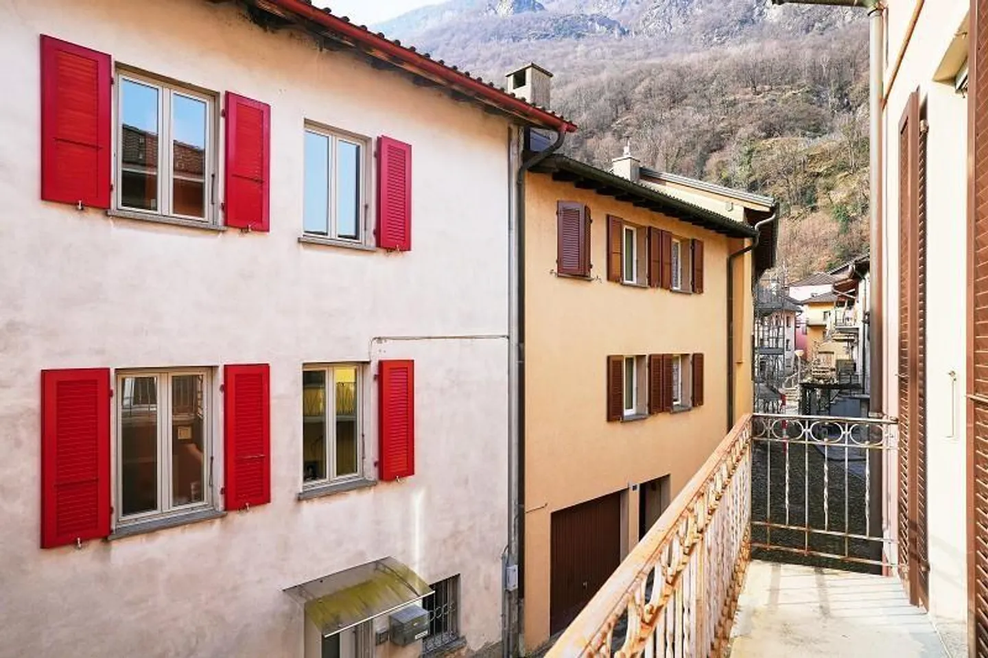 Casa bifamiliare nel centro del villaggio con appartamenti di 2 e 4 stanze con annessi - Foto 24 di 36