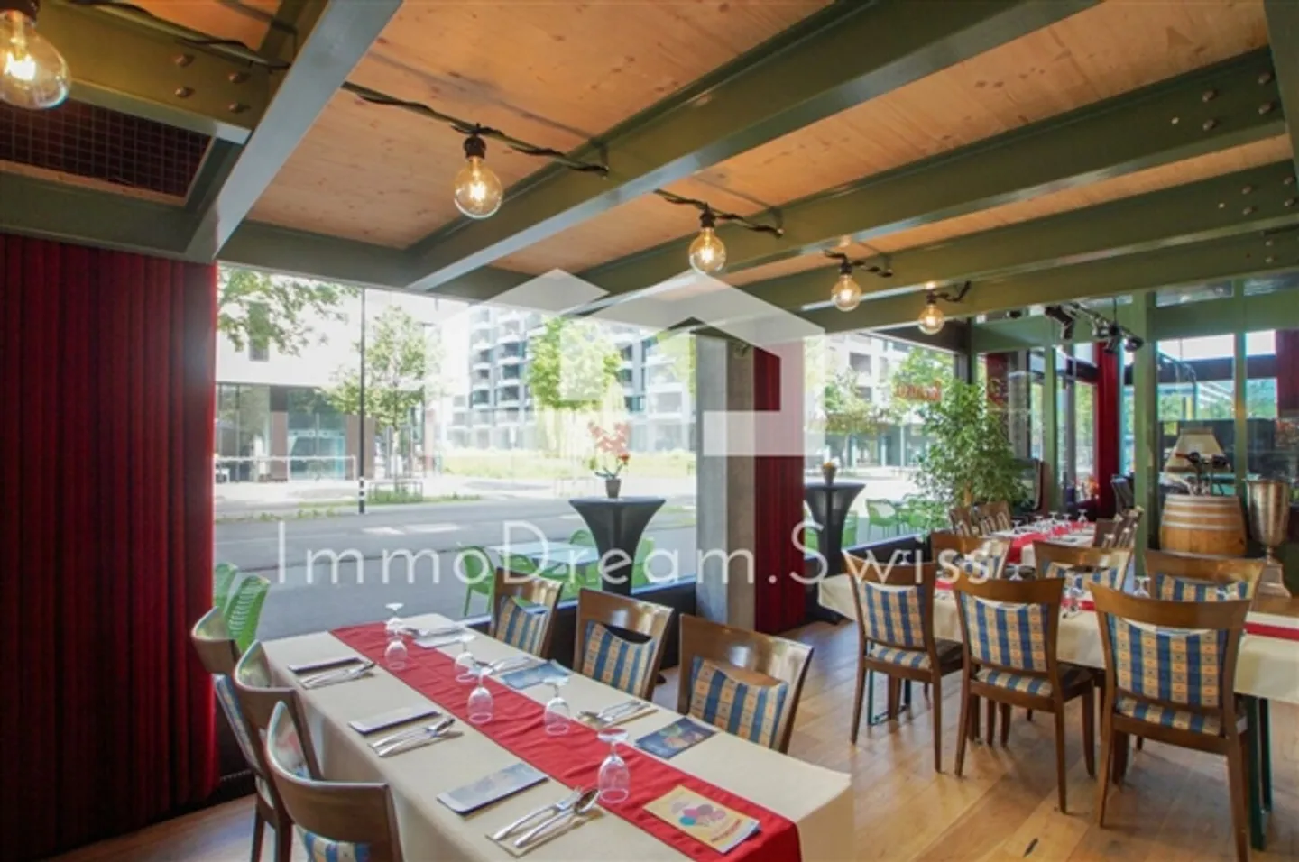 Attractive restaurant in prime location, with large terrace, as well as another separate commercial space - Photo 9 of 13