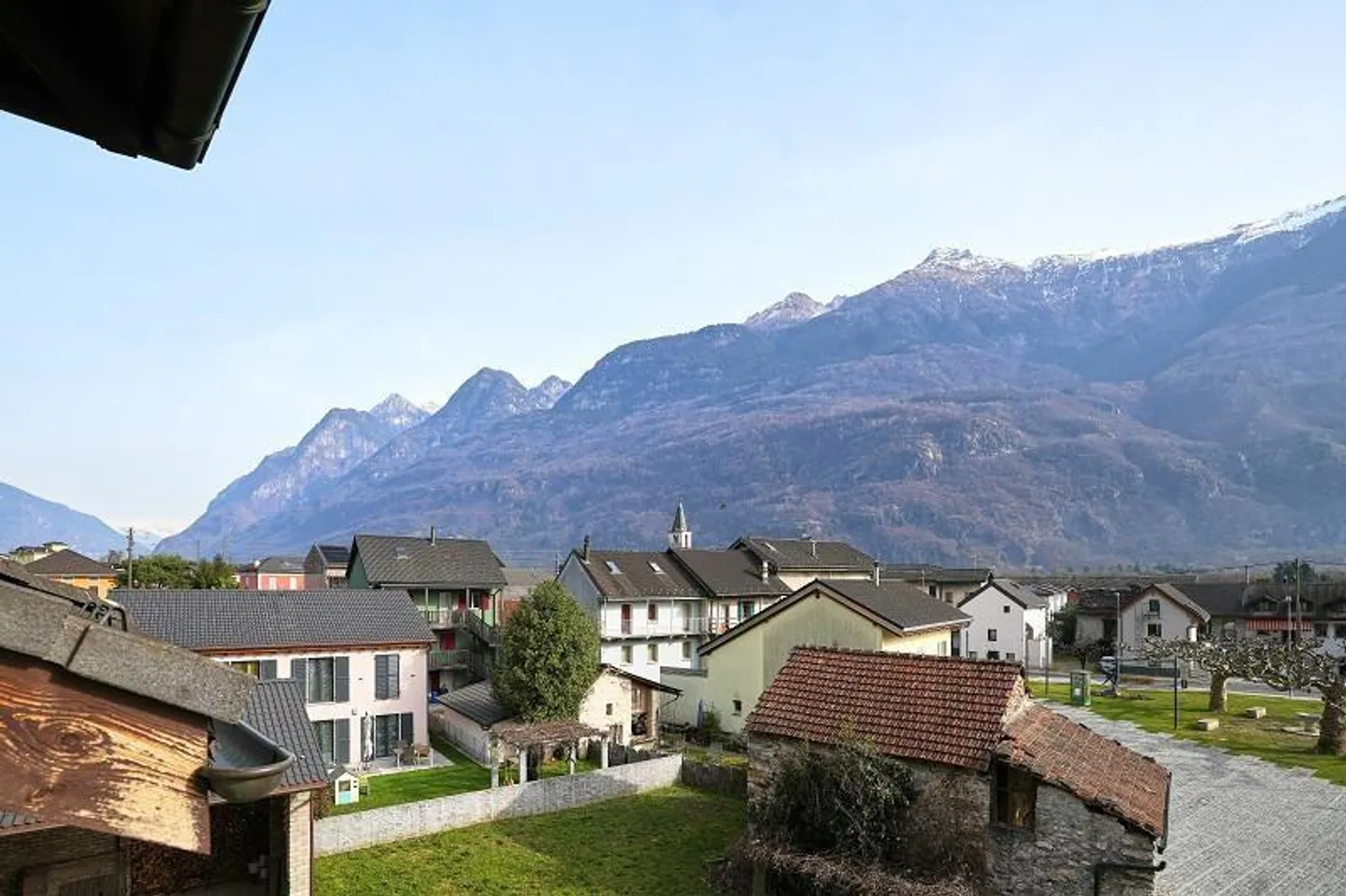 Casa bifamiliare nel centro del villaggio con appartamenti di 2 e 4 stanze con annessi - Foto 28 di 36