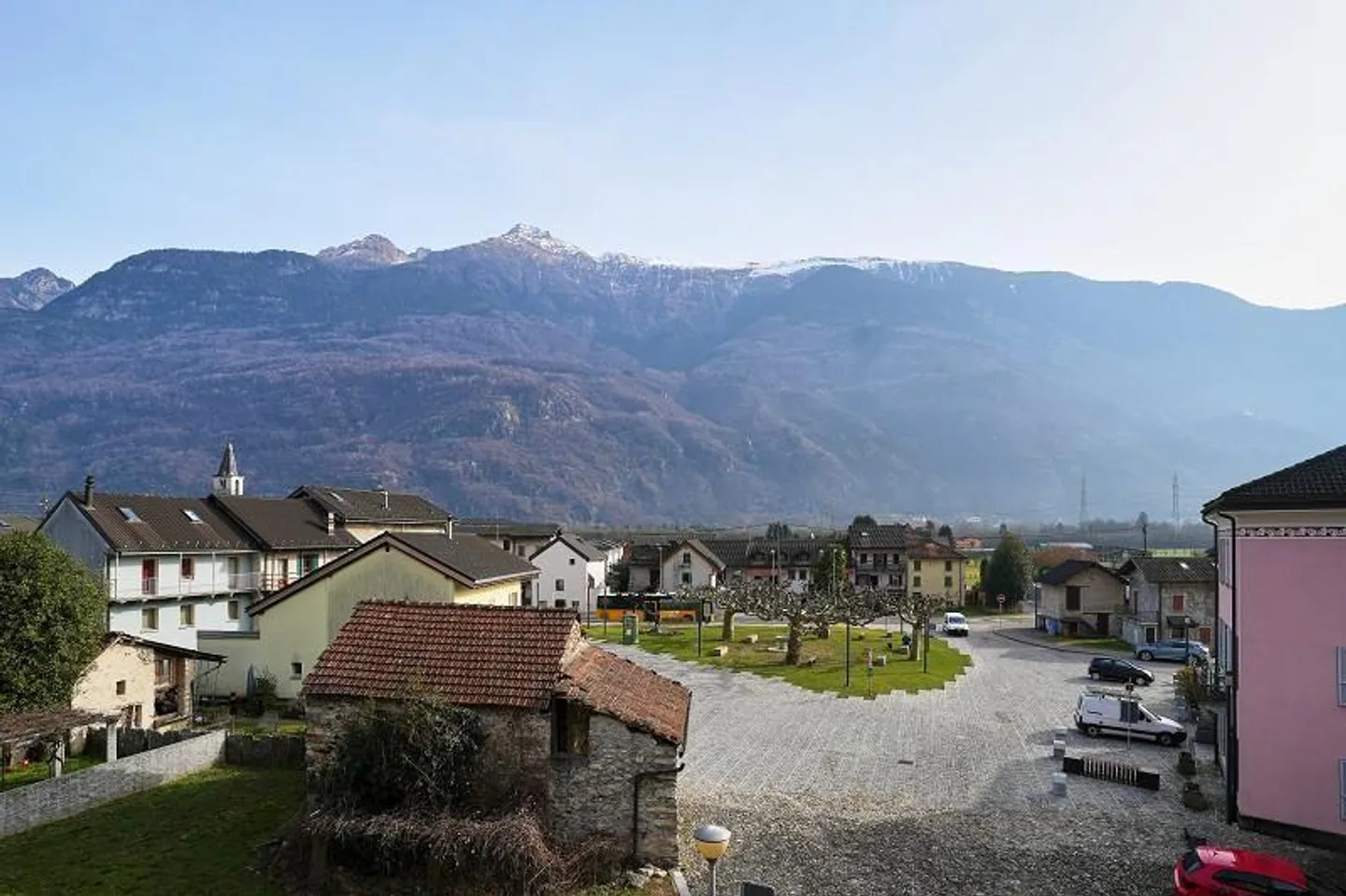 Casa bifamiliare nel centro del villaggio con appartamenti di 2 e 4 stanze con annessi - Foto 29 di 36