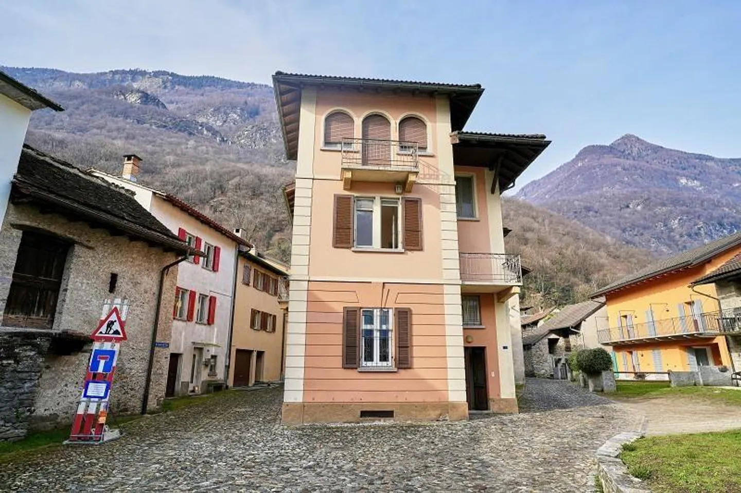 Casa bifamiliare nel centro del villaggio con appartamenti di 2 e 4 stanze con annessi - Foto 30 di 36