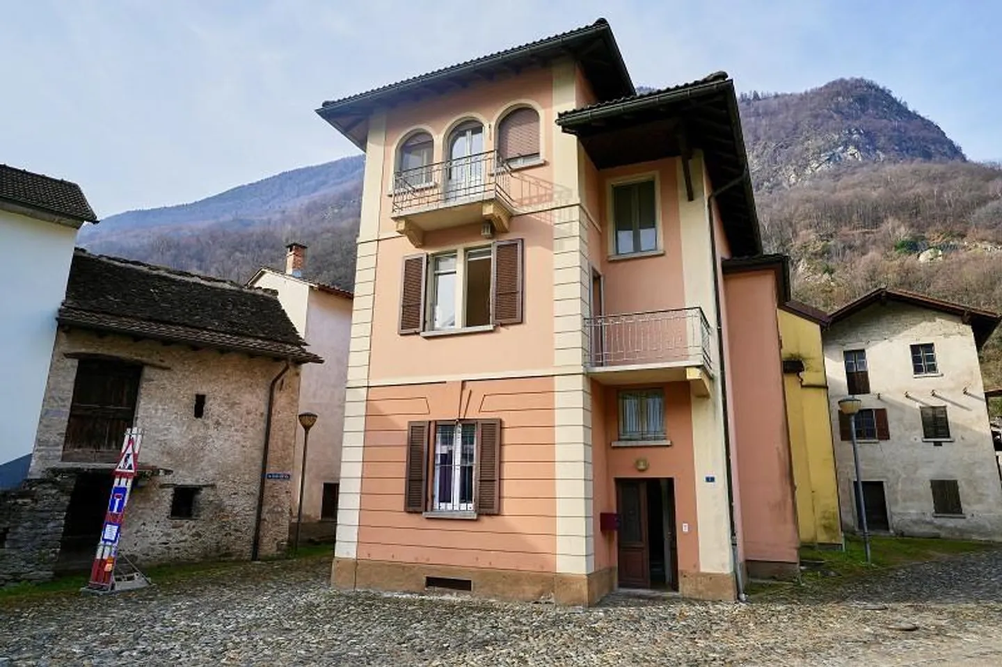 Casa bifamiliare nel centro del villaggio con appartamenti di 2 e 4 stanze con annessi - Foto 31 di 36