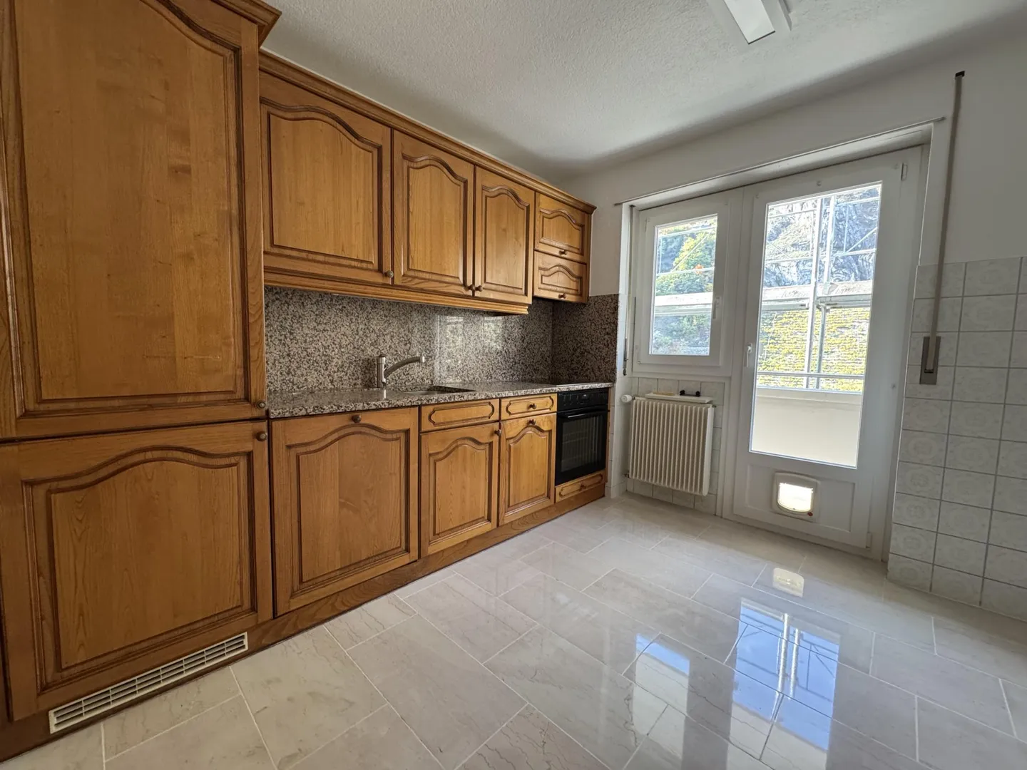 Bellissimo e spazioso appartamento 3.5 in una zona tranquilla con due grandi balconi vicino all'ospedale - Foto 2 di 5