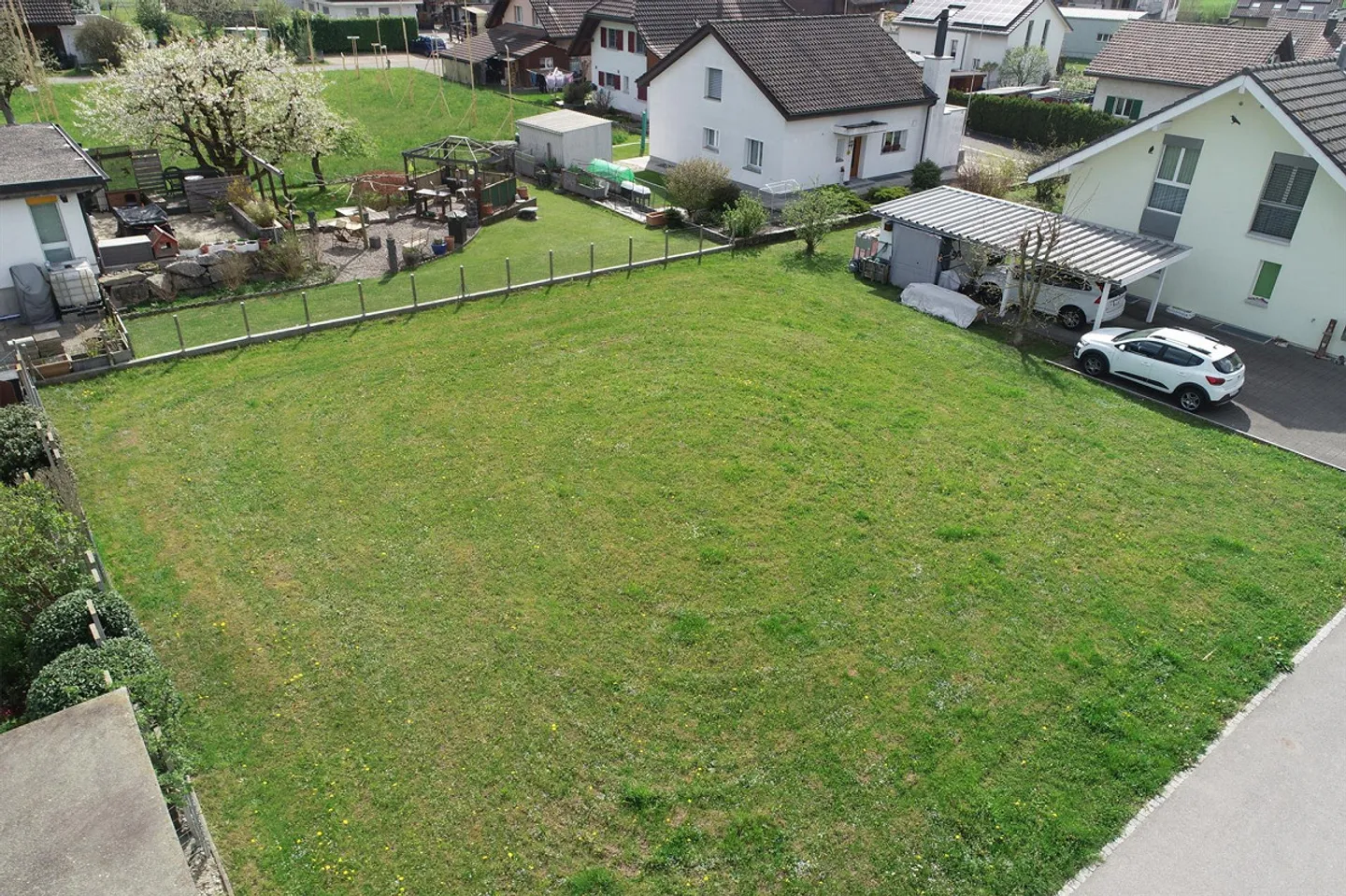 Flat building plot in a quiet location in an idyllic single-family home neighborhood - Photo 3 of 4