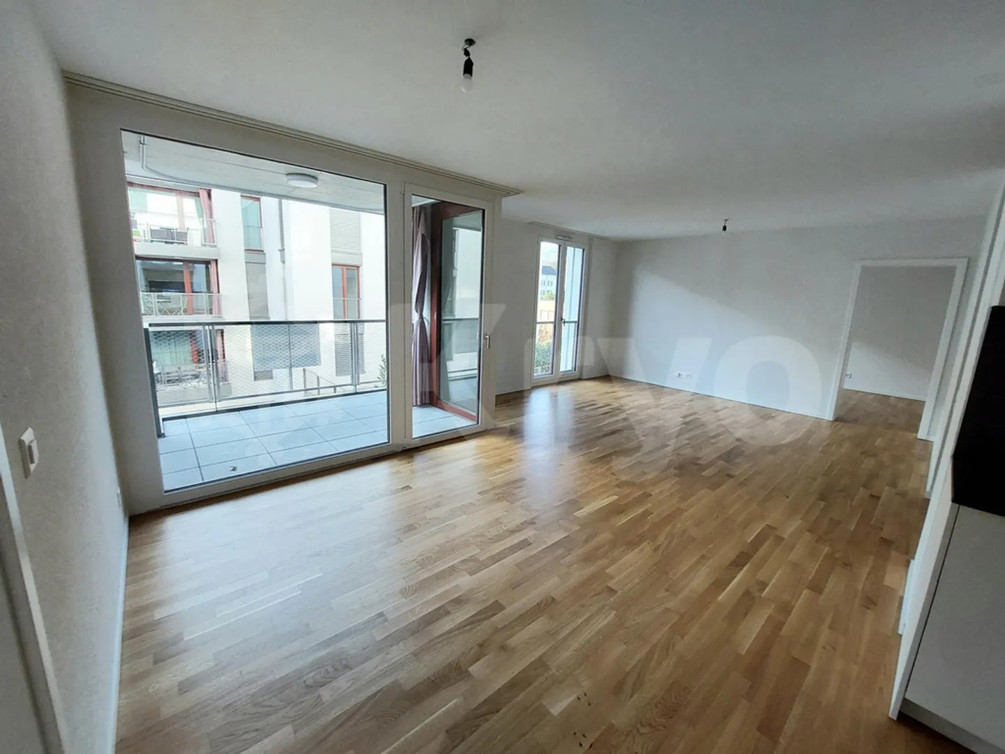 APPARTAMENTO MODERNO DI 3.5 LOCALI AL 3° PIANO IN CENTRO CITTÀ - Foto 3 di 8