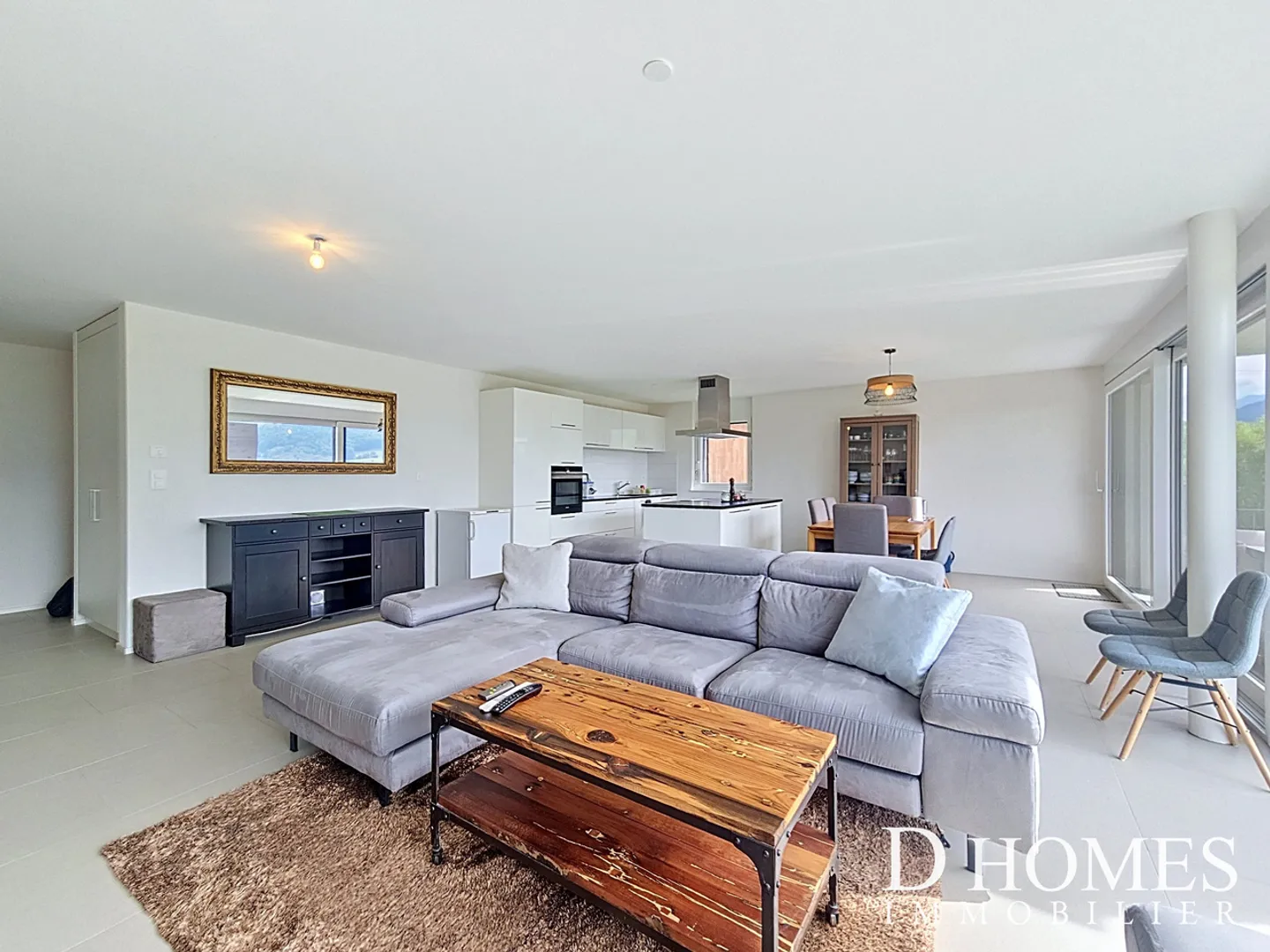 Stunning 4.5-room apartment--terrace and lake view - Photo 2 of 9