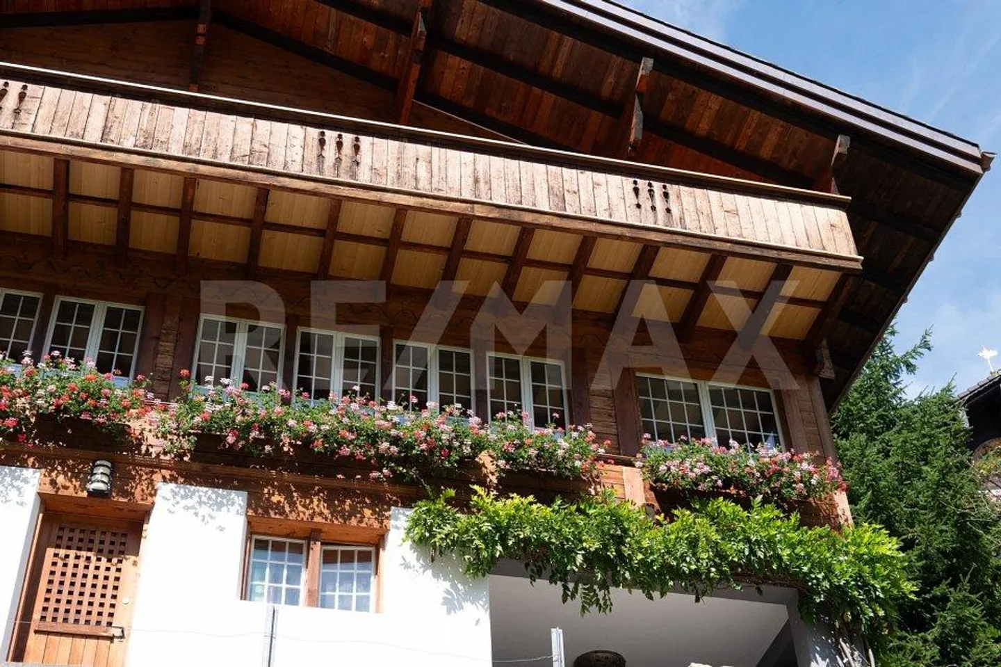 Charming chalet with 3 residential units - Photo 3 of 13