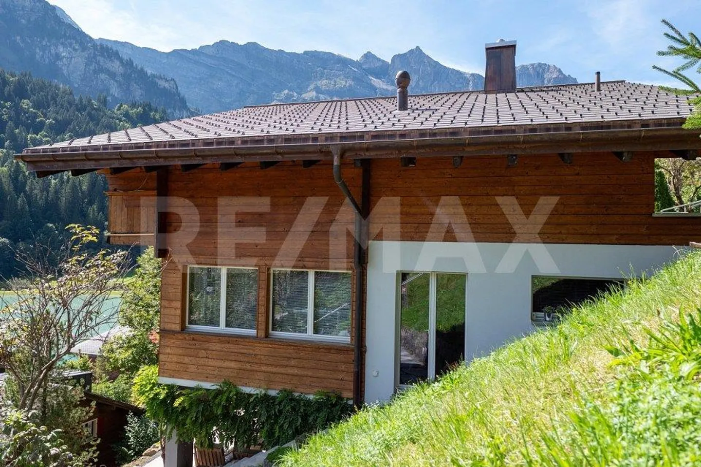 Charming chalet with 3 residential units - Photo 4 of 13