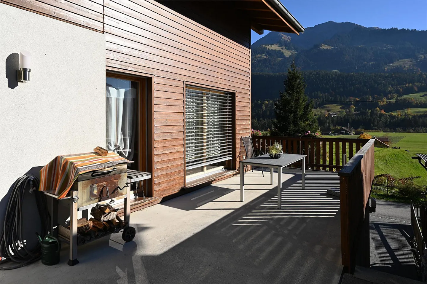 Charmante maison individuelle de 5,5 pièces avec vue sur la montagne à Latterbach - Photo 2 sur 4