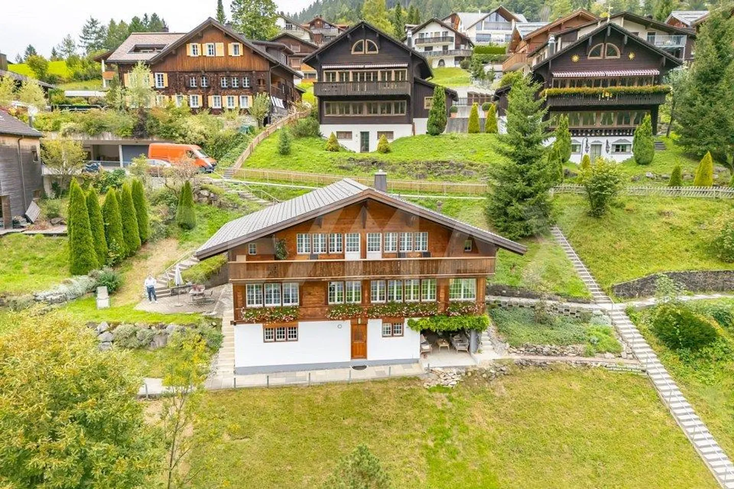 Charming chalet with 3 residential units - Photo 2 of 13