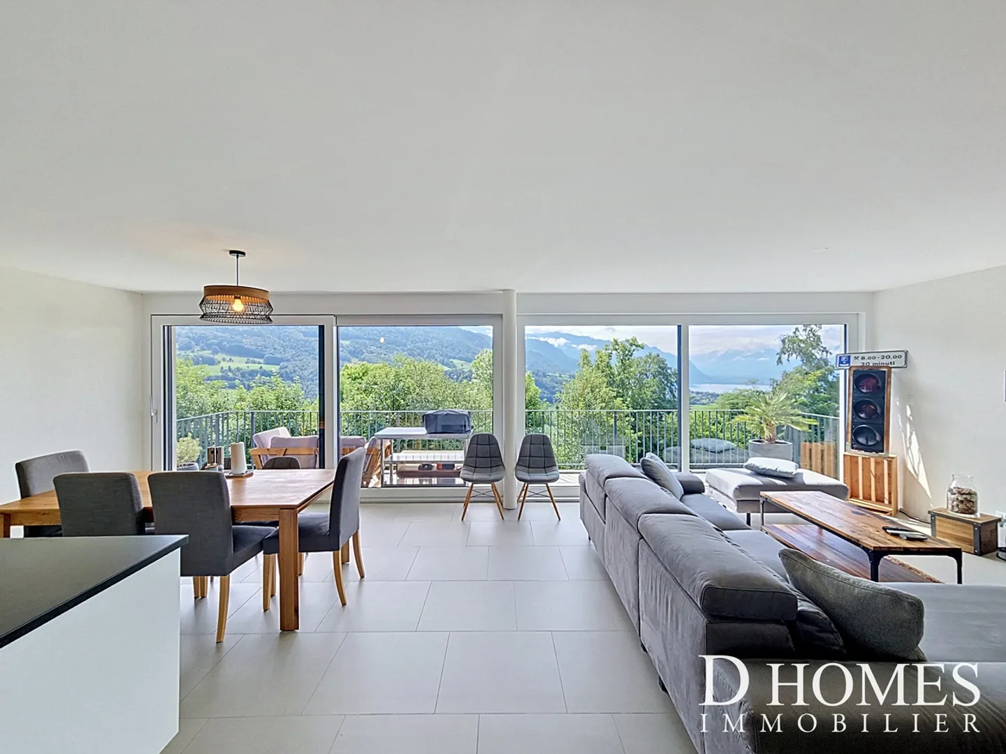 Stunning 4.5-room apartment--terrace and lake view - Photo 1 of 9