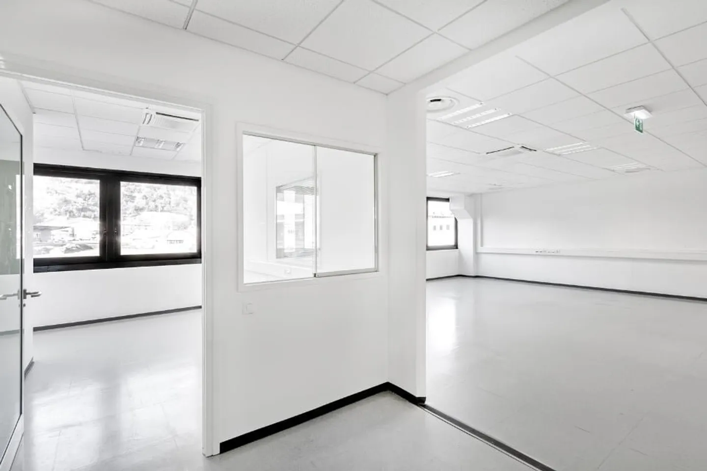 LUGANO NORD/LAMONE - FOR RENT SPACIOUS AND BRIGHT OFFICE (ref. 037) - Photo 1 of 10