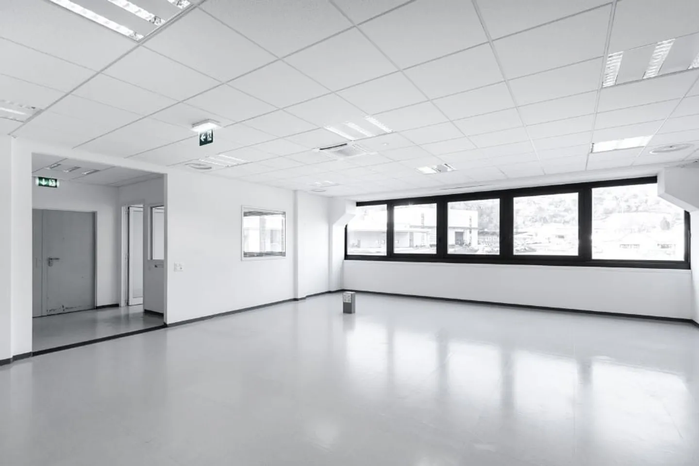 LUGANO NORD/LAMONE - FOR RENT SPACIOUS AND BRIGHT OFFICE (ref. 037) - Photo 2 of 10