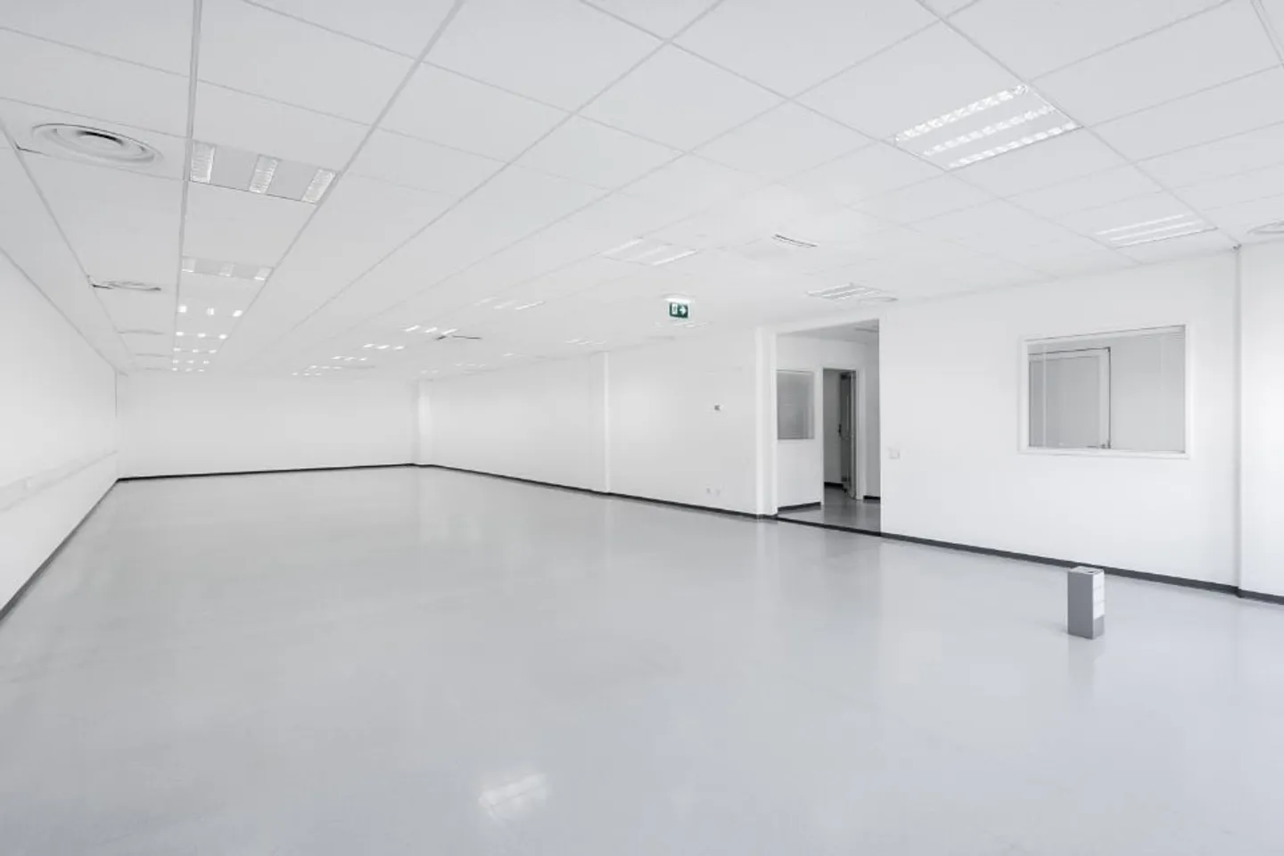 LUGANO NORD/LAMONE - FOR RENT SPACIOUS AND BRIGHT OFFICE (ref. 037) - Photo 3 of 10