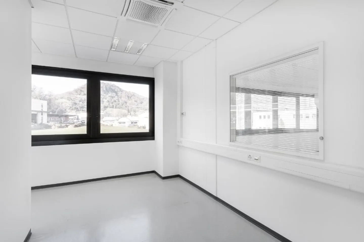 LUGANO NORD/LAMONE - FOR RENT SPACIOUS AND BRIGHT OFFICE (ref. 037) - Photo 4 of 10