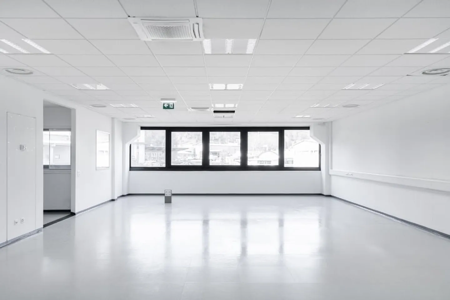 LUGANO NORD/LAMONE - FOR RENT SPACIOUS AND BRIGHT OFFICE (ref. 037) - Photo 5 of 10