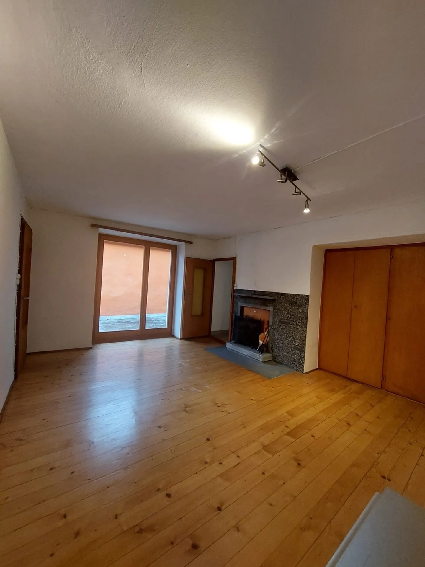 Elegant townhouse with 7.5 rooms in Cevio - Photo 2 of 13