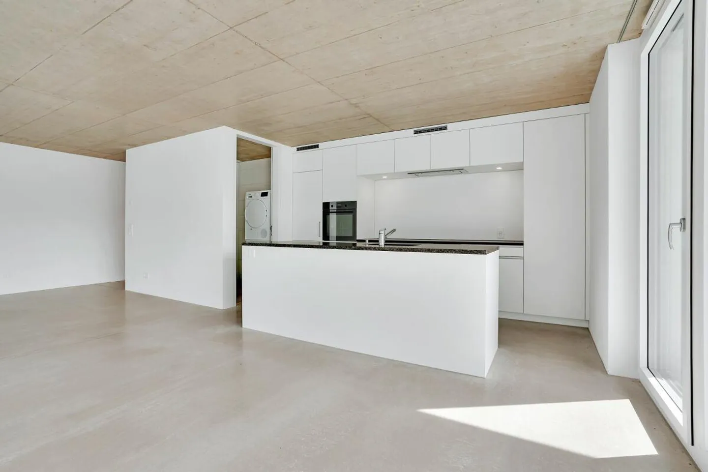 3.5 Room Apartment - Photo 2 of 11