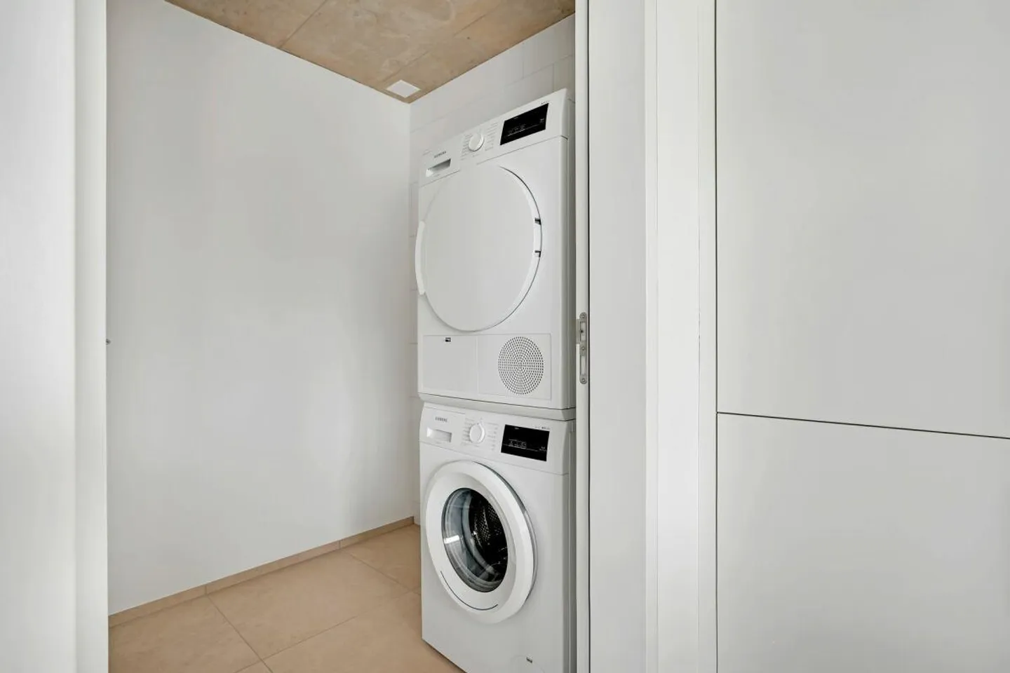 3.5 Room Apartment - Photo 3 of 11