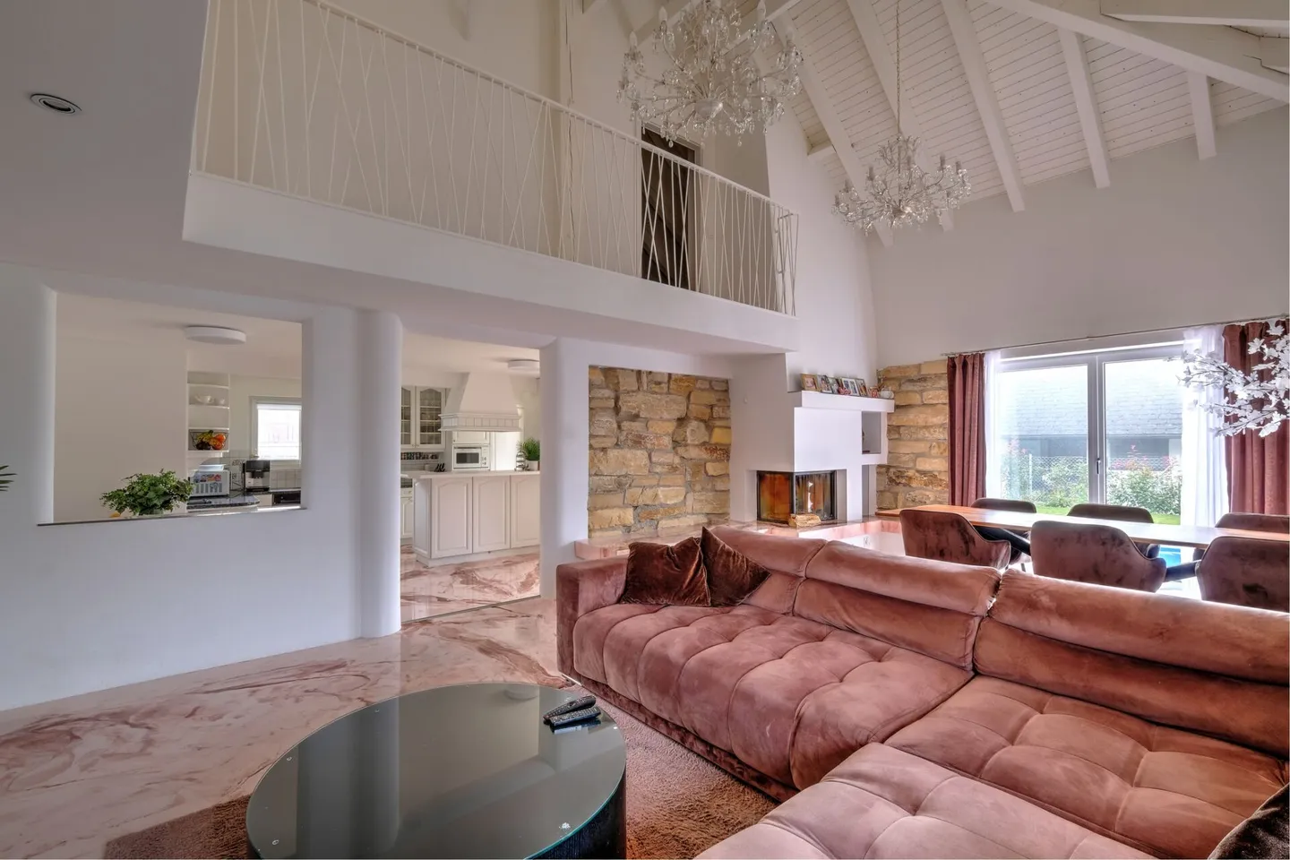 Bellissima e grande casa unifamiliare di 8,5 locali su strada privata con giardino - Foto 5 di 23