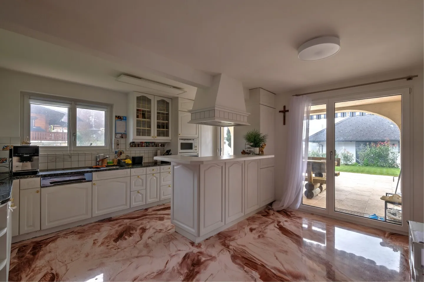 Bellissima e grande casa unifamiliare di 8,5 locali su strada privata con giardino - Foto 9 di 23