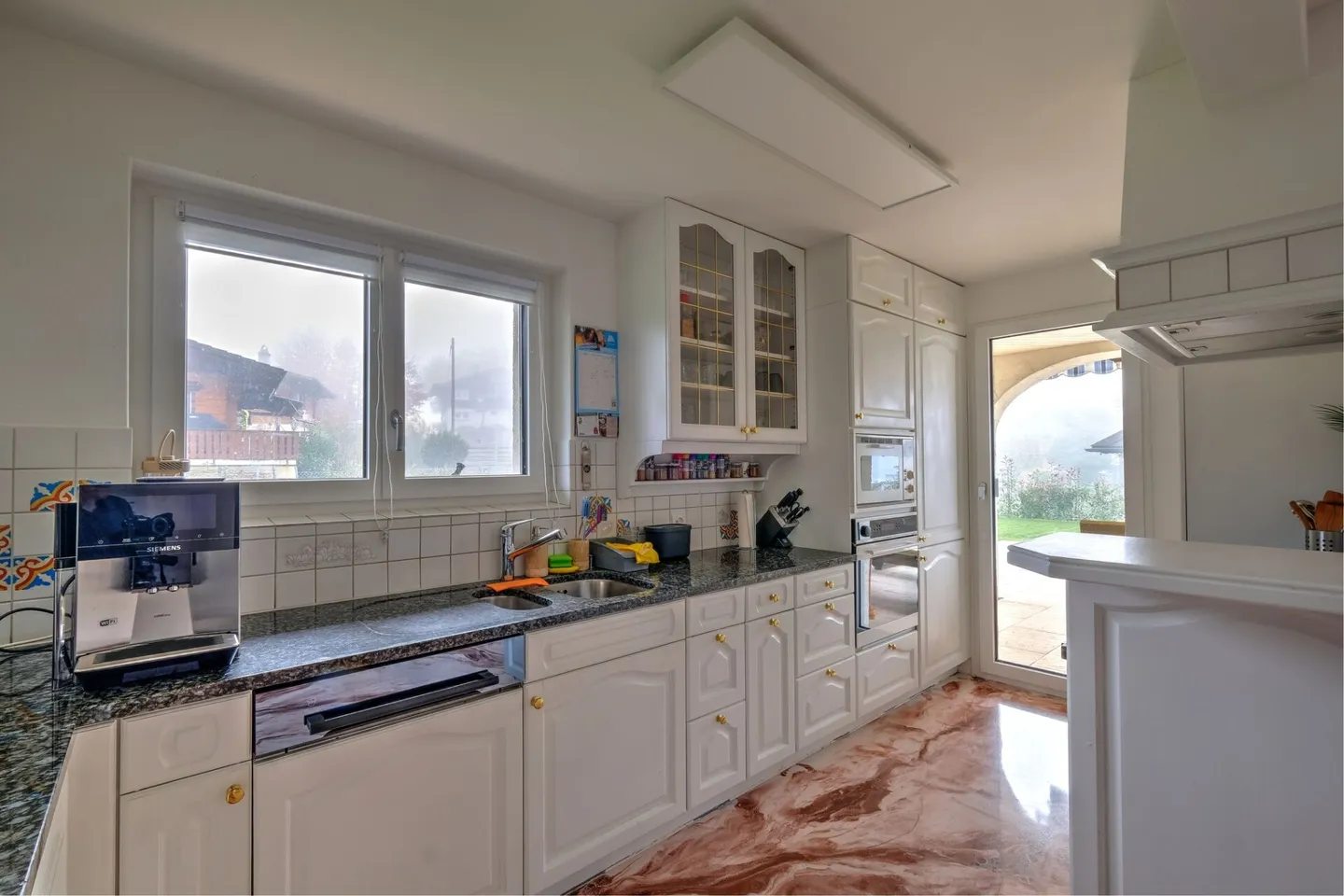 Bellissima e grande casa unifamiliare di 8,5 locali su strada privata con giardino - Foto 10 di 23