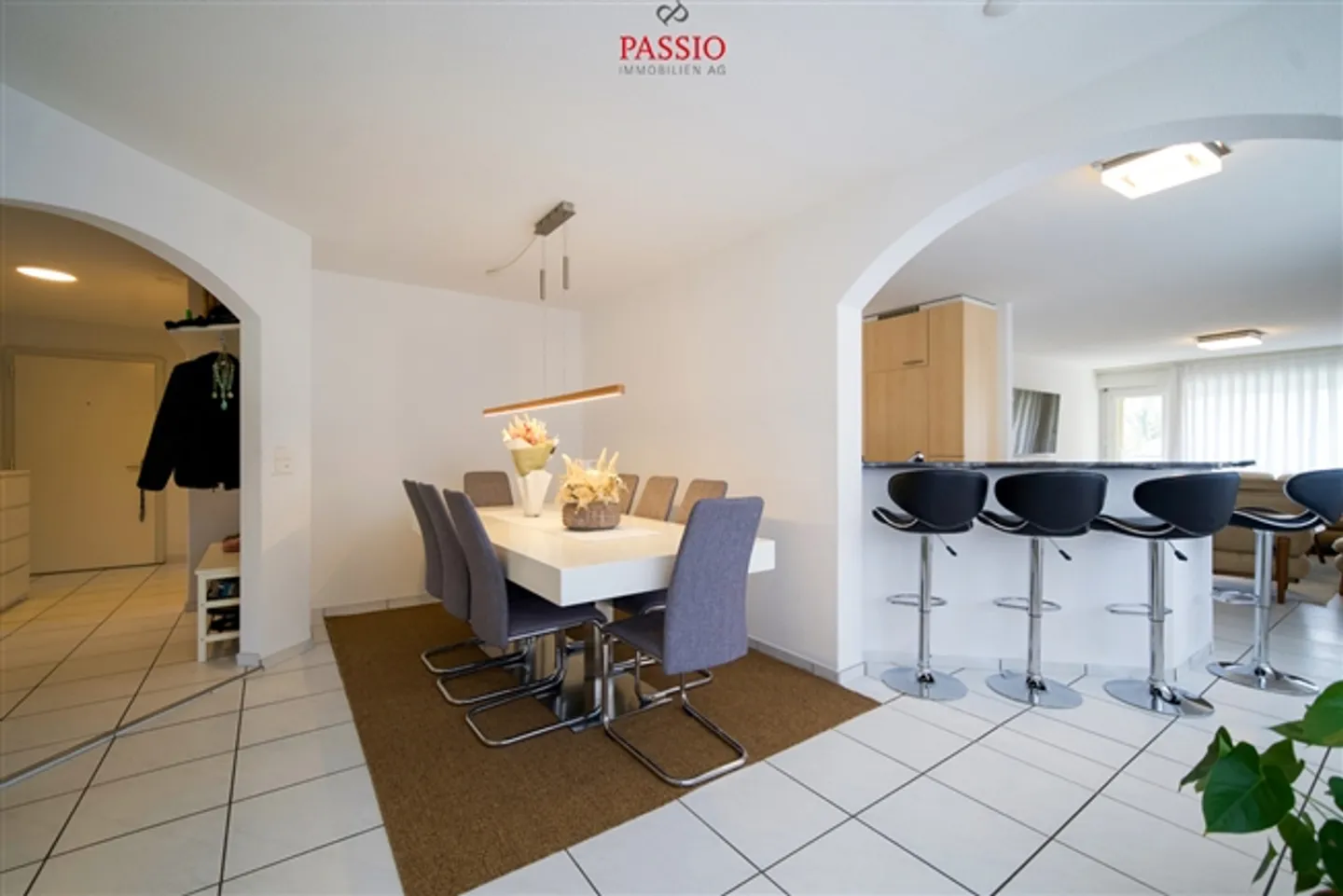 Appartement spacieux de 6,5 pièces avec vue panoramique et deux balcons - Photo 2 sur 20