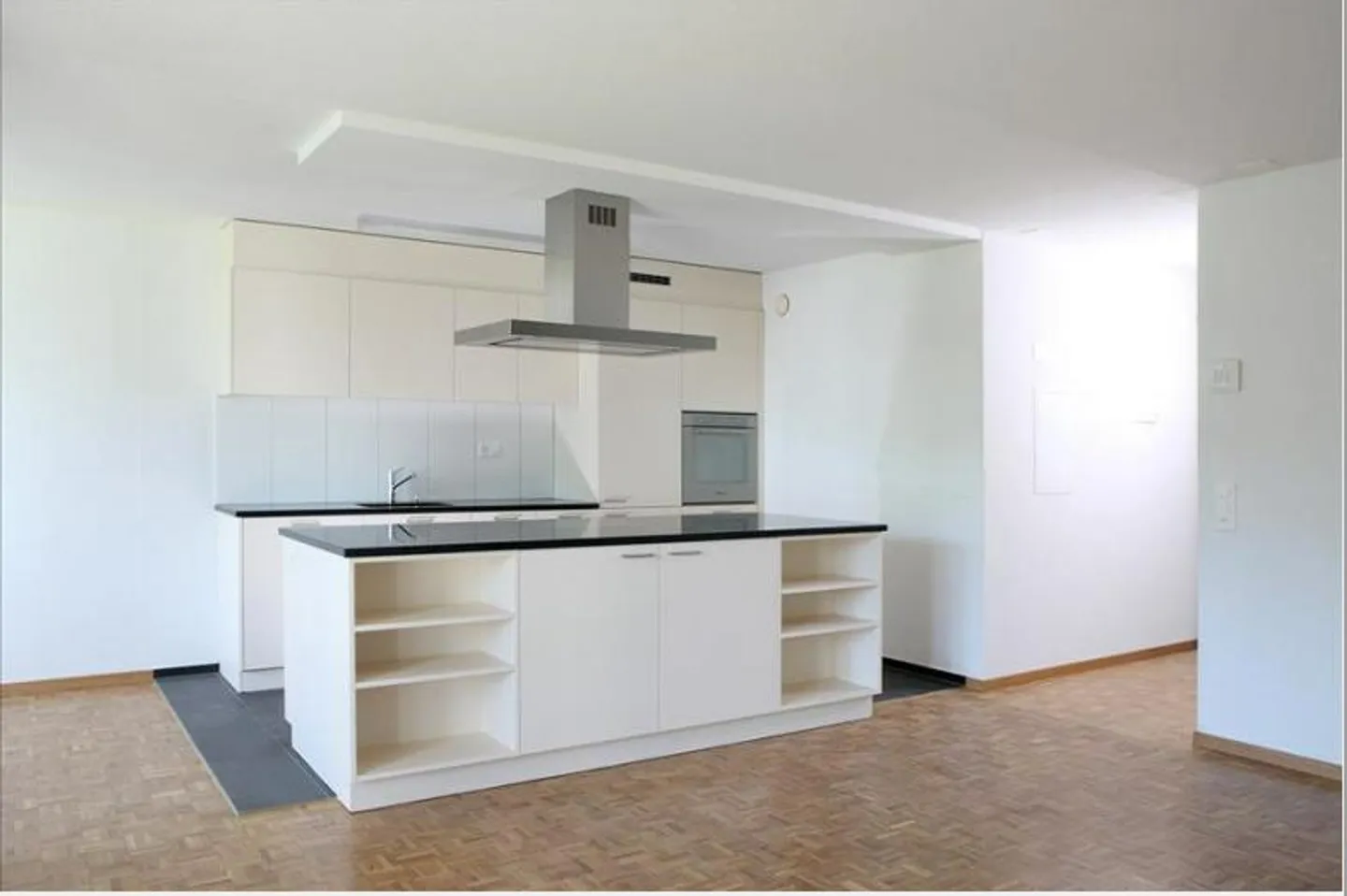 Cercasi subaffitto: appartamento di 3,5 stanze con isola cucina e balcone a Suhr - Foto 3 di 8