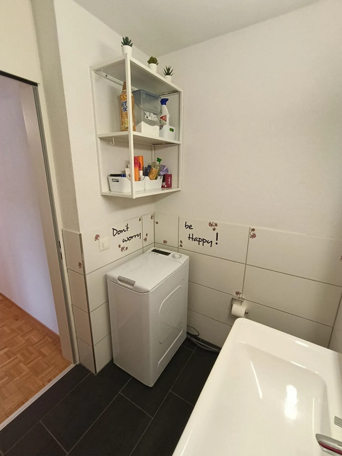 Cercasi subaffitto: appartamento di 3,5 stanze con isola cucina e balcone a Suhr - Foto 7 di 8