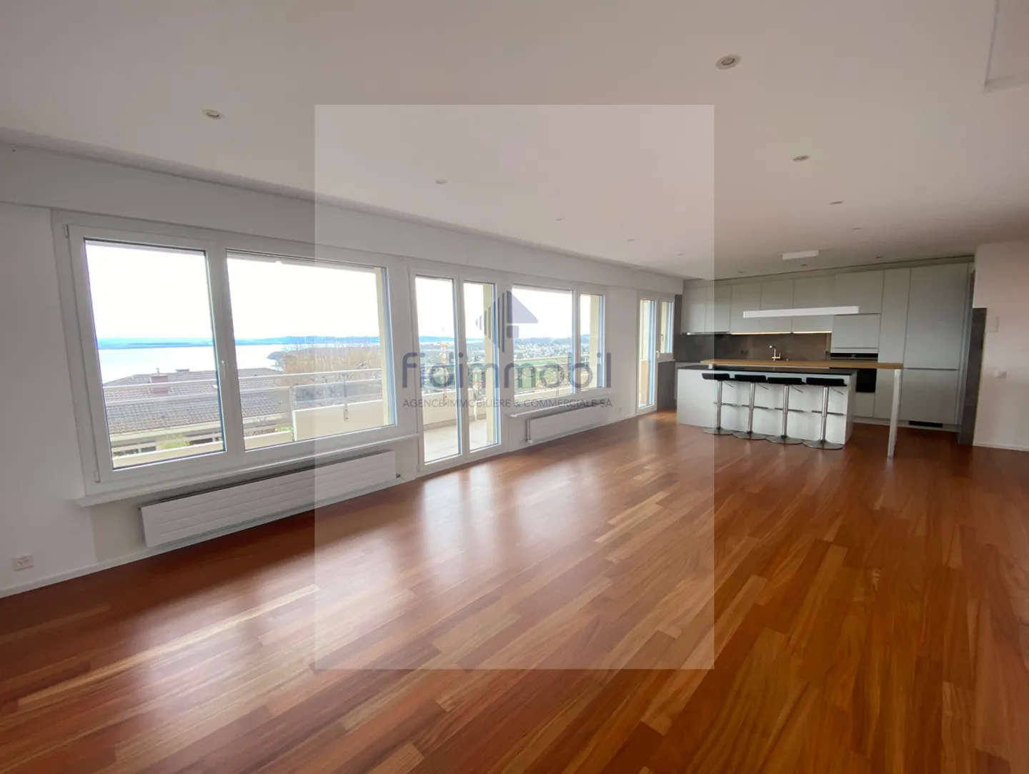 APPARTAMENTO COMPLETAMENTE RISTRUTTURATO CON VISTA IMPAREGGIABILE SUL LAGO - Foto 5 di 10