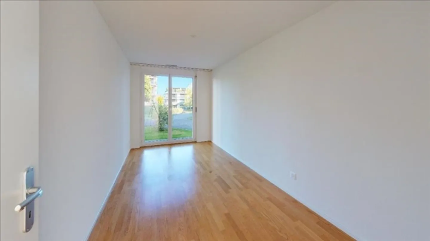 Quiet and central living - Photo 5 of 10