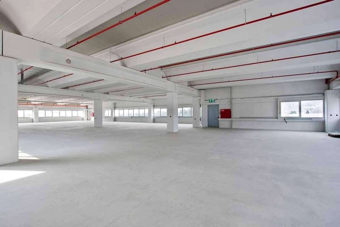 CADENAZZO-AFFITTASI AMPIO MAGAZZINO/LABORATORIO DI 1'971 mq (rif.104) - Foto 1 di 10