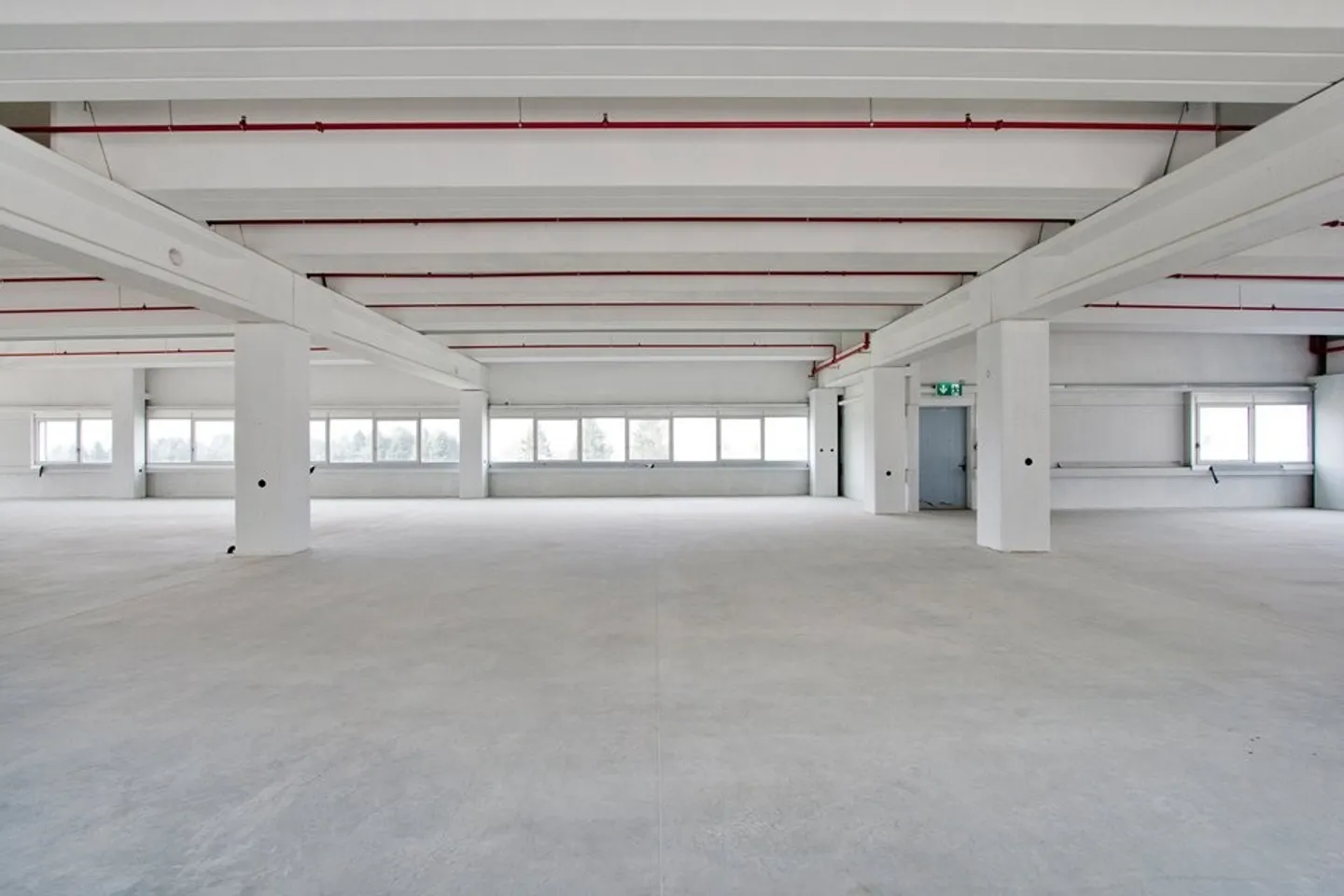 CADENAZZO-AFFITTASI AMPIO MAGAZZINO/LABORATORIO DI 1'971 mq (rif.104) - Foto 3 di 10