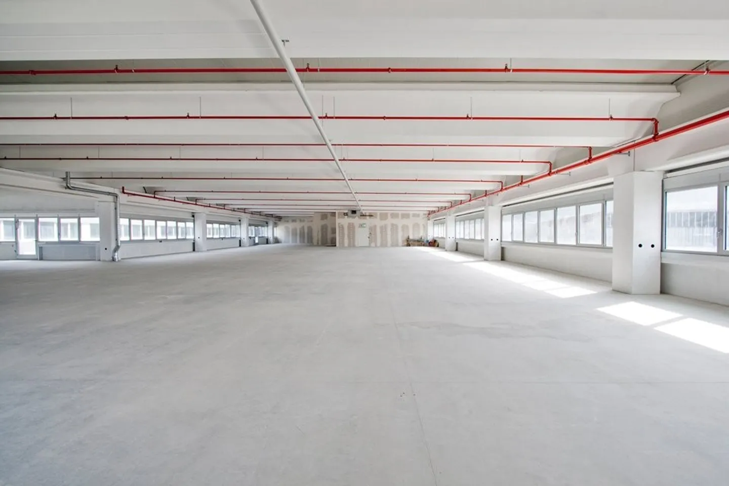 CADENAZZO-AFFITTASI AMPIO MAGAZZINO/LABORATORIO DI 1'971 mq (rif.104) - Foto 4 di 10