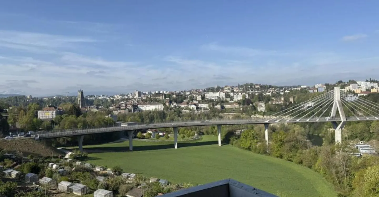 Spacieux appartement familial avec beau potentiel - Photo 1 sur 12